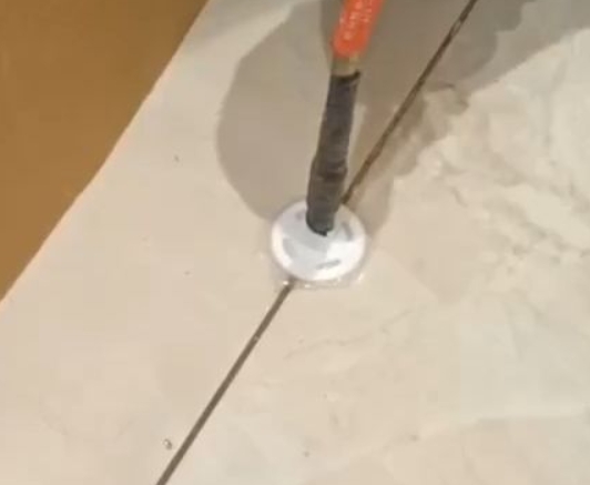 阿图什瓷砖空鼓维修公司专业解答瓷砖在铺贴过程中，如果没有涂抹均匀到位的粘结材料（如水泥砂浆或瓷砖胶），可能会导致以下问题