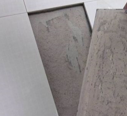 阿图什瓷砖空鼓维修公司分享瓷砖铺贴时如果打浆（即涂抹在瓷砖背面和基层上的砂浆或瓷砖胶）过少，会带来以下问题